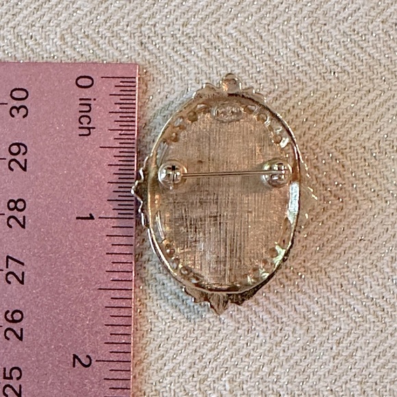 Vintage MCM Whiting & Davis Cameo Brooch Signed Wearing Pearls And A Flower - Picture 7 of 9